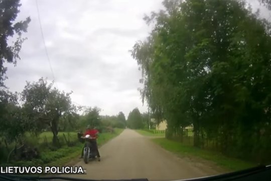 Jurbarko r. nufilmuotos nuo policijos sprukusio motorolerio gaudynės – sulaikytas vairuotojas pripūtė promilių
