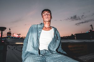 Atlikėjas Yedie pristato naują dainą „Narcissist“ – meilės revoliucija, kuri reikalauja drąsos