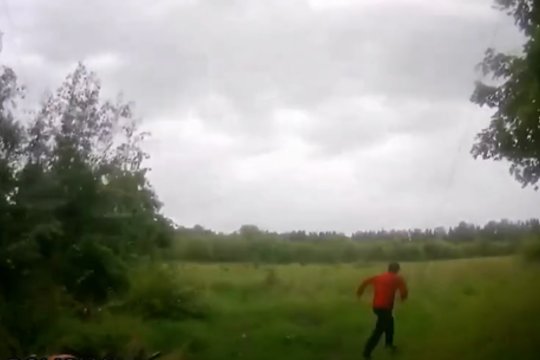 Nei motoroleriu, nei pėsčiomis pasprukti nepavyko: išplatino girto vairuotojo gaudynes Jurbarko r.