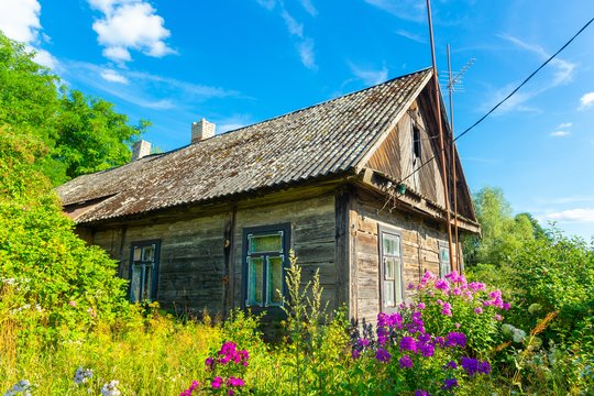 Praeivis pratrūko pamatęs, ką jaunimas daro prie neįgalios senolės namo: „Nervai neišlaikė“