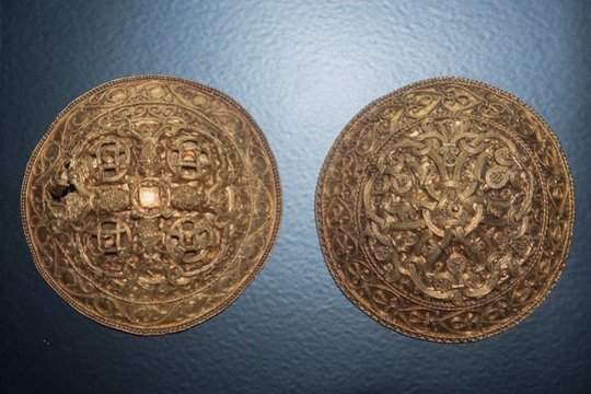 Paslaptingos 1000 metų senumo vikingų aukso segės – nedidelio, bet įstabaus lobio dalis