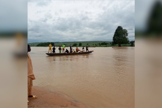 Laivo kelionė Nigerijoje baigėsi tragiškai: gelbėtojai ieško daugiau nei 40 dingusių