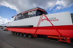 Į Vilnių atvyko antrasis elektrinis keleivinis laivas „Lašiša“: startuos jau savaitgalį