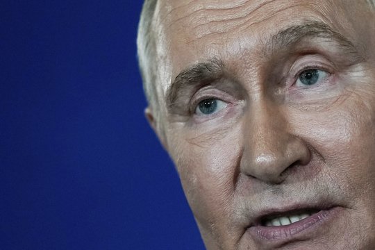 V. Putino komanda į Aliaską atskrido su gausybe grynųjų: atskleidė, ką pirko