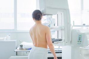 Netikėta priežastis, kodėl moterys suserga krūties vėžiu: daro vieną klaidą