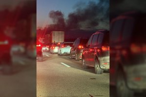 Greitkelyje netoli Vievio degė vilkiko puspriekabė, krauta mediena ir dažasvydžio šratais – sutriko eismas