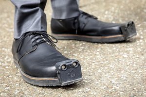 Sukūrė išmaniuosius batus, skirtus neregiams: štai kaip jie veikia