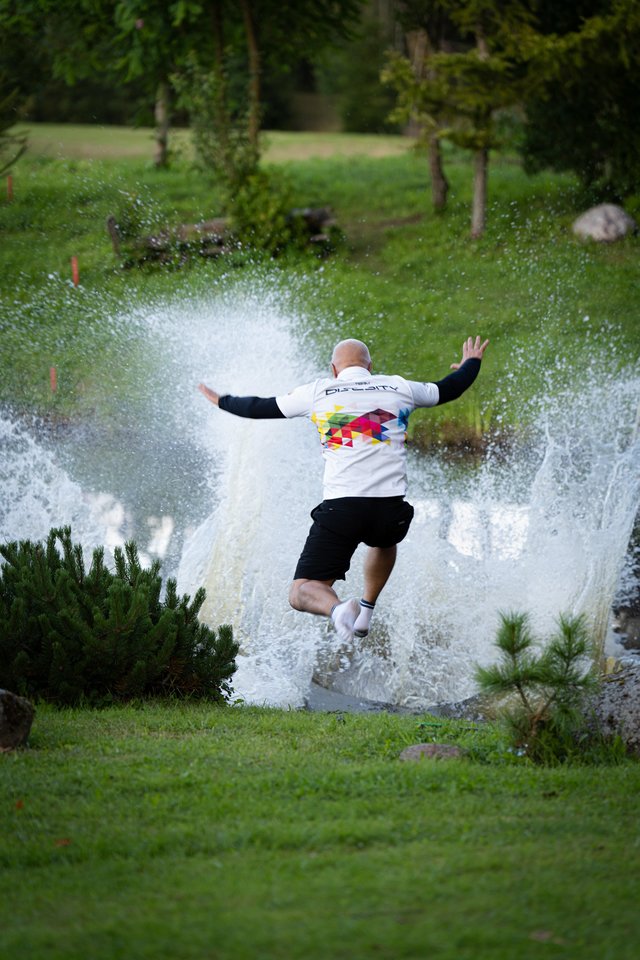 Diskgolfo čempionų maudynės<br> E.Lavinsko nuotr.