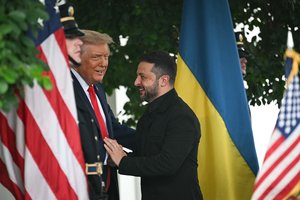 Paaiškėjo, kokiomis dovanomis Vašingtone apsikeitė D. Trumpas ir V. Zelenskis