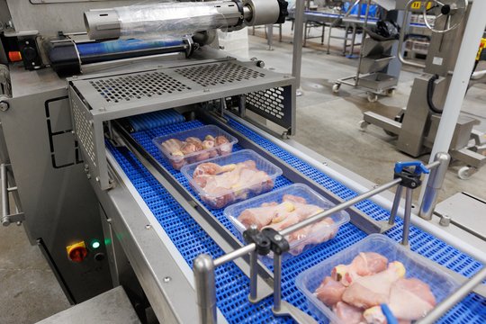 Parduotuvių lentynose – užkrėsta vištiena: prekybininkai sako atsisakantys kai kurių tiekėjų