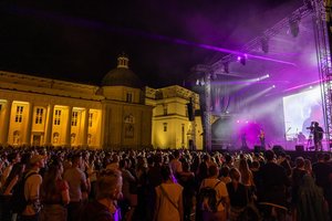 Šeštadienio vakaras „Vilniaus dienose“: latviško folkloro burtai ir lietuviško roko legenda