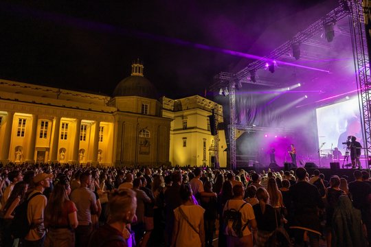 Šeštadienio vakaras „Vilniaus dienose“: latviško folkloro burtai ir lietuviško roko legenda