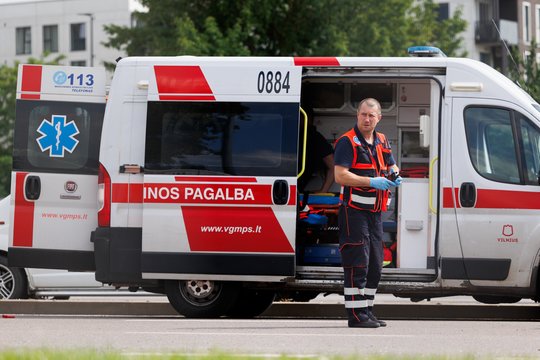 Vilniaus senamiestyje montuojant langus brolio akivaizdoje iš 3 aukšto iškrito vyras 