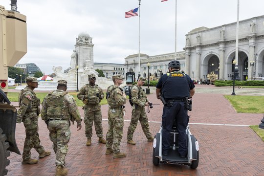 Respublikonų vadovaujamos valstijos į JAV sostinę siunčia šimtus karių