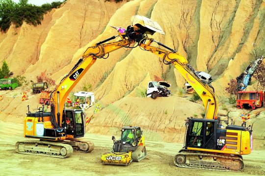 Tokio spektaklio tikrai dar nematėte: atkūrė Romeo ir Džiuljetą, bet su transporto priemonėmis