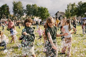 Į nemokamo renginių ciklo „Kultūra į kiemus“ atidarymą Kaune susirinko sausakimšas stadionas