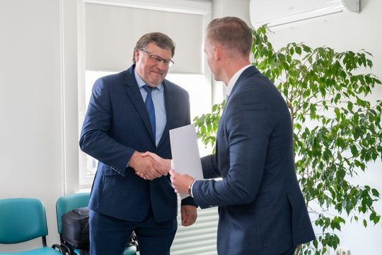 Medicinos sritį valdo nuo galinės sėdynės