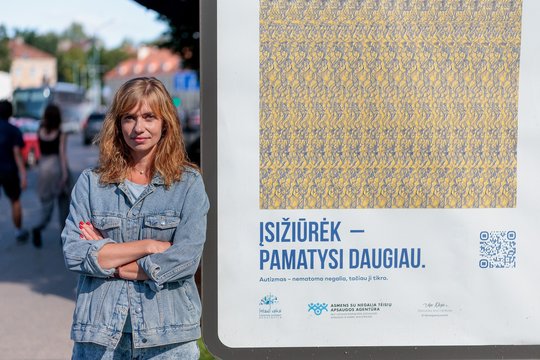 Miestuose – neįprasti stendai: paaiškino, kaip juose ką nors įžiūrėti