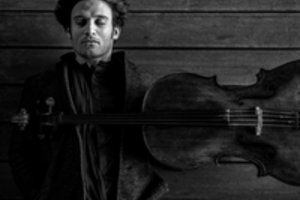 Pasaulinio garso virtuozas Nicolas Altstaedtas surengs koncertą Lietuvoje – violončelė skambės su choru