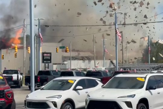 JAV automobilis trenkėsi į dujų liniją: liudininkas spėjo užfiksuoti didžiulį sprogimą