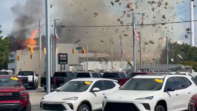 JAV automobilis trenkėsi į dujų liniją: liudininkas spėjo užfiksuoti didžiulį sprogimą