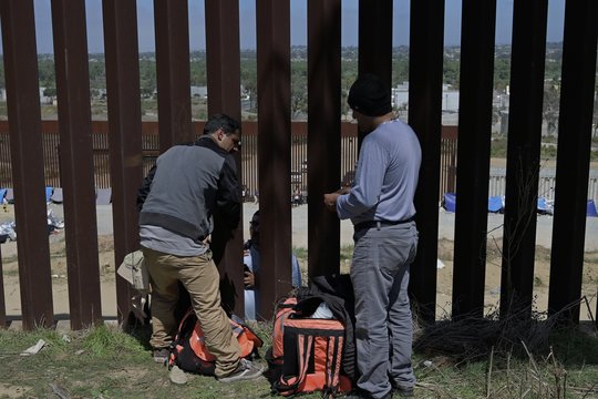 JAV ketina nudažyti Meksikos pasienio tvorą juodai, kad atbaidytų bandančiuosius ją perlipti