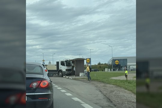 Greta Klaipėdos esančiuose Slengiuose sunkvežimis trenkėsi į visuomeninio transporto stotelę