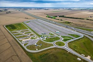 Atidarė modernią aikštelę visiems vairuotojams – daugiau niekur kitur Lietuvoje tokios nerasite