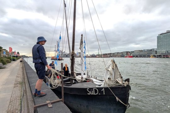 Istorinį laivą kurėną nugabeno į Amsterdamą