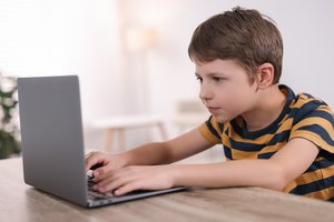 Artėjant mokslo metams ragina atkreipti dėmesį į vaikų taisyklingą laikyseną