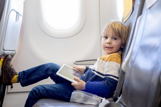 Keleivė atsisakė liautis žiūrėti lėktuve nešvankų filmą, nors šalia sėdėjo vaikai: „Nesutikau būti aukle“