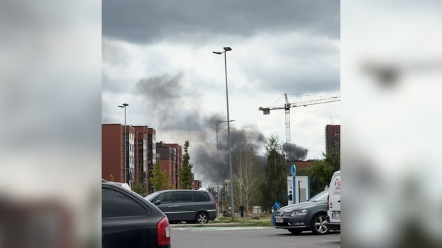 Gaisras Vilniuje ant kojų sukėlė ugniagesius: užsidegė padangos