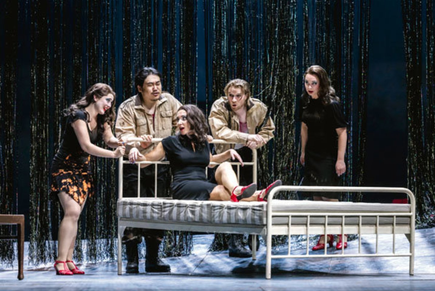 Liubeko teatro operos spektaklio „Karmen“ scena.<br> J.Quasto („Stadttheater Lubeck“) nuotr.