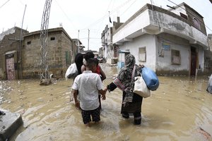 Pakistane liūtys toliau šluoja ištisus kaimus: žuvo dar virš 20 žmonių