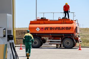 Karo kaina Rusijoje – benzino badas: iš degalinių pilnais bakais išvažiuoja tik išrinktieji