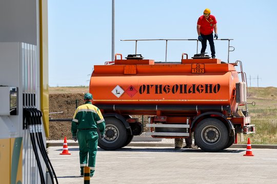 Karo kaina Rusijoje – benzino badas: iš degalinių pilnais bakais išvažiuoja tik išrinktieji