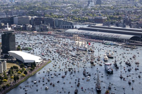 Amsterdame prasidėjo didžiulis jūrų festivalis: surengė burlaivių paradą