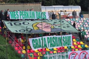 Fanų protesto prieš V. Venslovaitienę pažymėtame mače Vilniaus „Žalgiris“ išleido pergalę paskutinėmis minutėmis