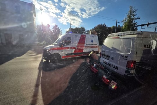 Kaune motociklininkas atsitrenkė į policijos automobilį