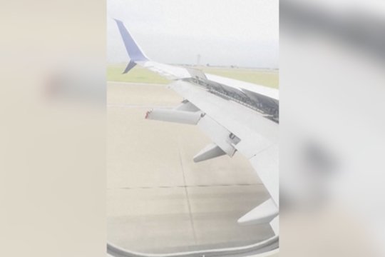 Retas norėtų išvysti tokį vaizdą pro lėktuvo langą: keleivis užfiksavo nuplėštą sparno dalį