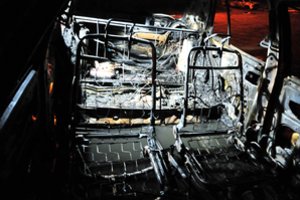 Kaune užsiliepsnojo garaže stovėjęs elektromobilis „Jaguar“, gaisravietėje rasti du žuvę katinai