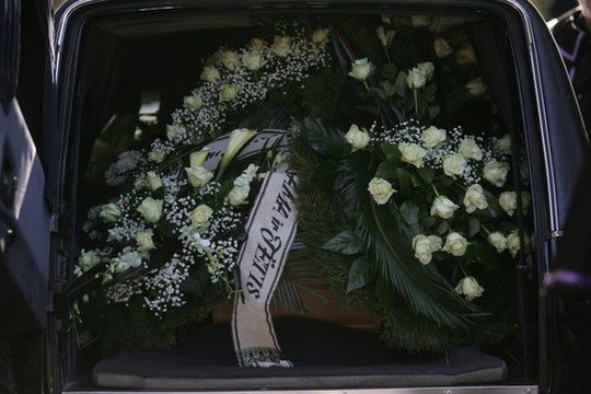 Po laidotuvių artimieji ant visų gėlių vainikų pradegino skyles: paaiškino, kodėl taip pasielgė