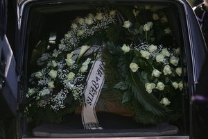 Po laidotuvių artimieji ant visų gėlių vainikų pradegino skyles: paaiškino, kodėl taip pasielgė