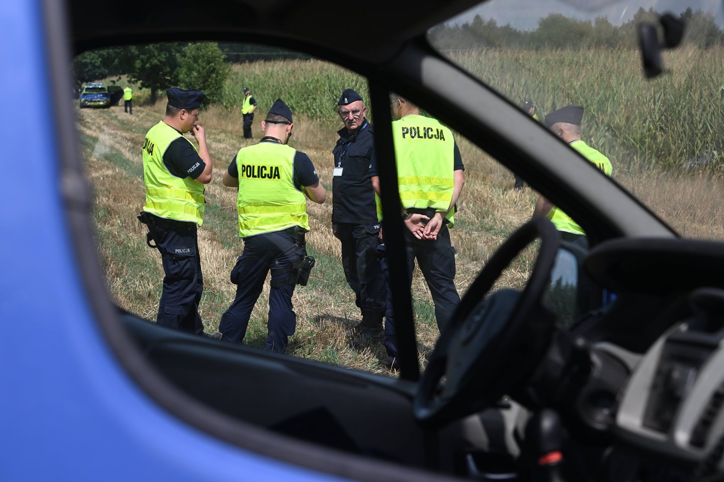 2025 m. rugpjūčio 20 d. policija saugo kukurūzų lauką Osiniuose, kur nukrito dronas.<br> ELTA / EPA nuotr.