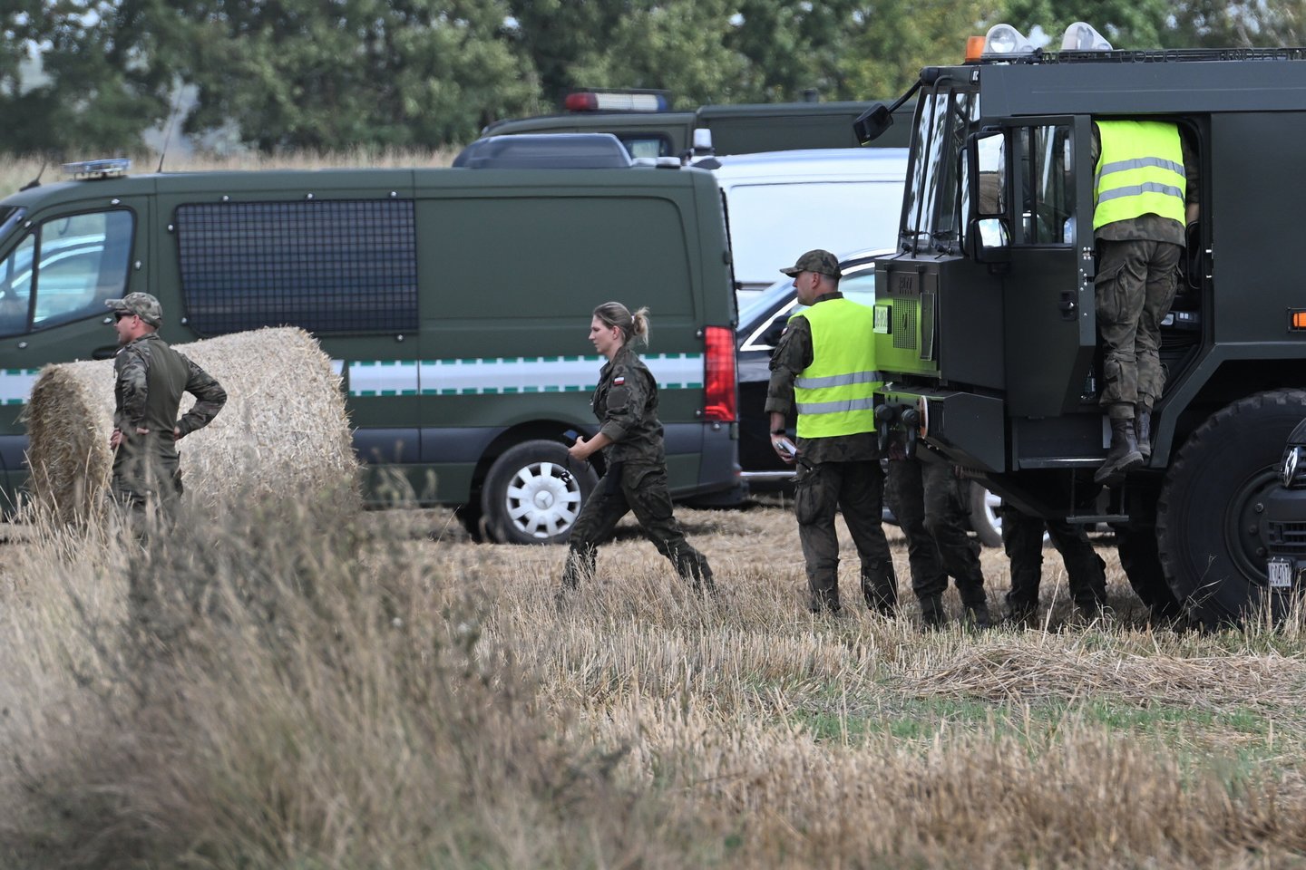 2025 m. rugpjūčio 20 d. Lenkijos kariuomenės nariai atvyksta į kukurūzų lauką Osiniuose, rytinėje Lenkijoje, kur nukrito dronas.<br> ELTA / EPA nuotr.