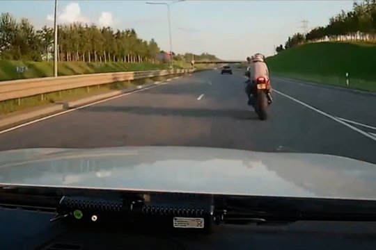 Nuo policijos motociklininkas spruko 253 km/val. greičiu: paviešino gaudynių vaizdo įrašą