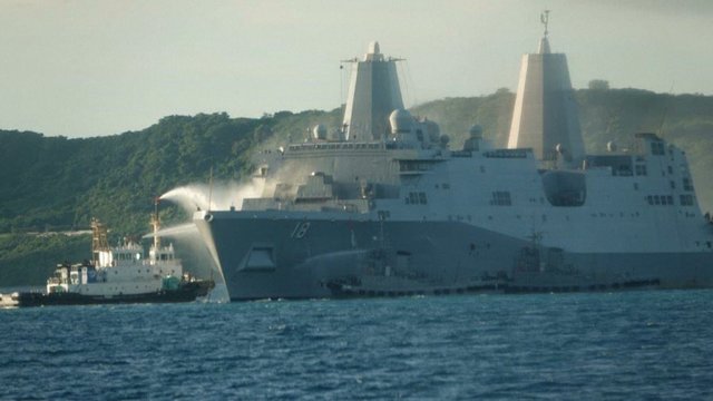 Japonijoje užsiliepsnojo JAV karinis jūrų laivas: gesino 12 valandų