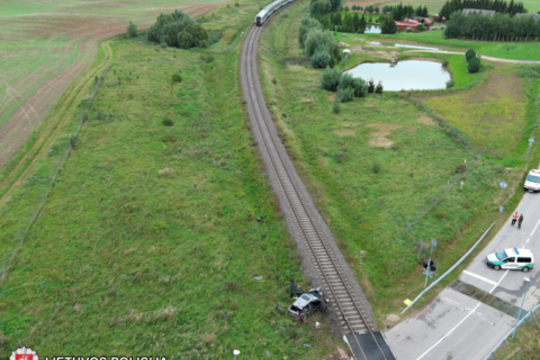 Kalvarijos savivaldybėje lengvasis automobilis susidūrė su traukiniu – dviem žmonėms prireikė medikų
