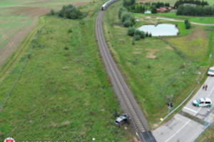Kalvarijos savivaldybėje lengvasis automobilis susidūrė su traukiniu – dviem žmonėms prireikė medikų