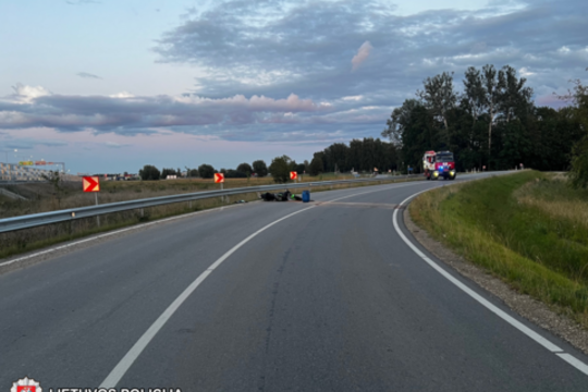 Marijampolėje motociklas rėžėsi į kelio atitvarus – sužeistas motociklininkas atsidūrė ligoninėje